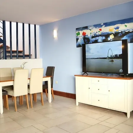 빌라 In Sleeps 6 With Pool And Air Con